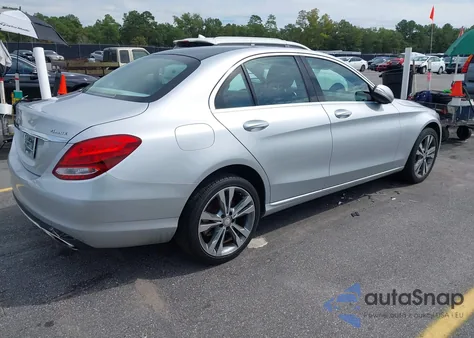 2015 Mercedes-Benz C 300 4Matic z USA, uszkodzony, nr VIN 55SWF4KB8FU005678